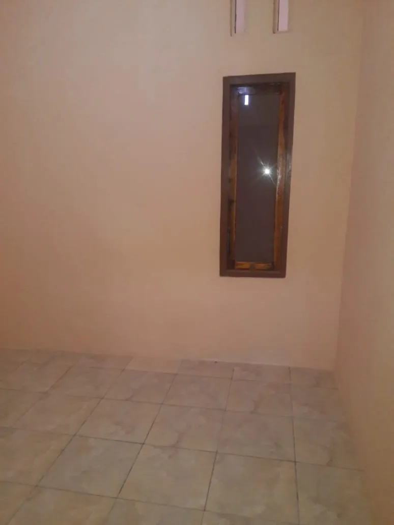 Interior kamar tidur Kos AL-Barokah dengan fasilitas dasar